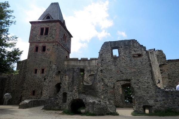 Menjelajahi Misteri Kastil Frankenstein di Jerman